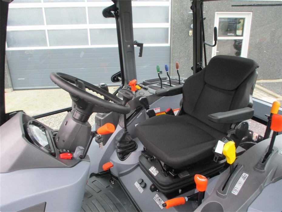 Solis 60 Fabriksny traktor med 2 års garanti, lukket kabine med klima anlæg, og fuldhydraulisk frontlæsser - Traktorer - Traktorer 4 wd - 3