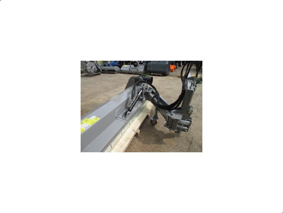 - - - AG-220 Frontmulcher + Heckmulcher mit hydraulischer Seitenverschiebung Schlegelmulcher - Rotorklippere - Slagleklipper - 7
